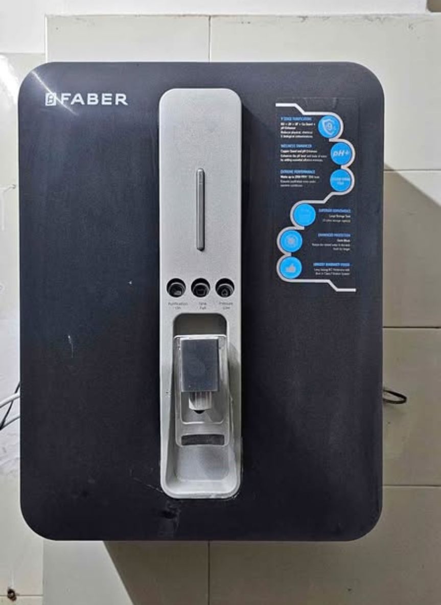 Close shot of Faber Neutron PRO water purifier