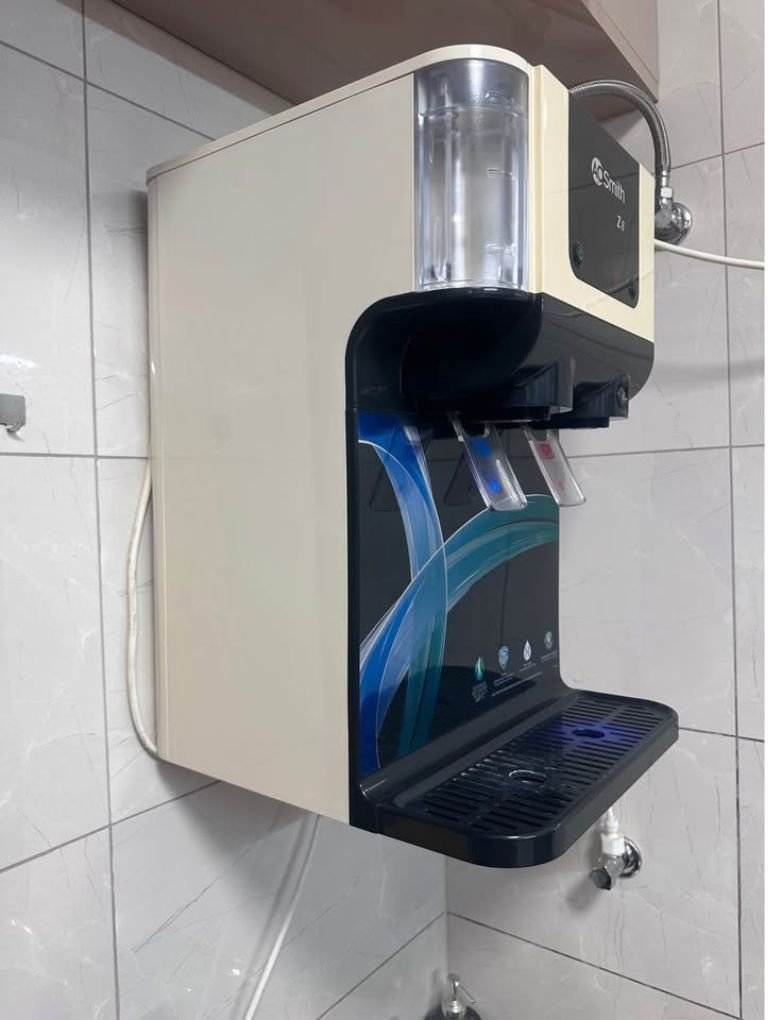 Side view of AO Smith Z8 with visible water tank